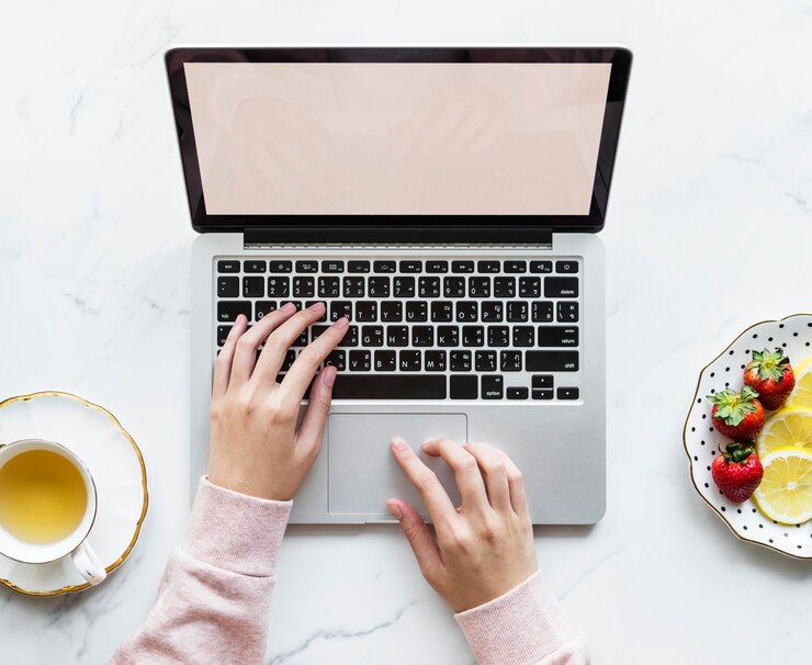 PSD vista aérea de una mujer usando una computadora portátil