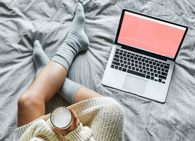 Vista aérea de una mujer usando una computadora portátil