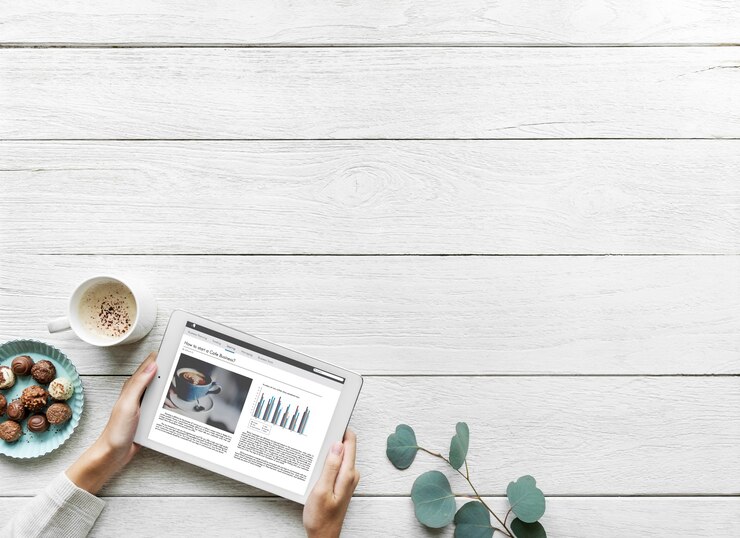 PSD vista aérea de mujer usando una tableta digital con concepto de inicio de espacio de diseño