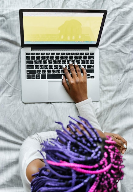Vista aérea, de, mujer, utilizar, computadora, computador portatil