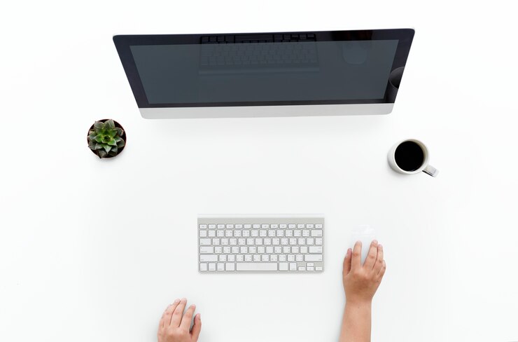 PSD vista de ariel de las manos usando una computadora de escritorio