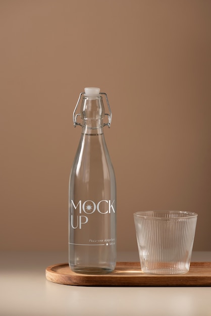 Vista de botella de vidrio vacía con tapa