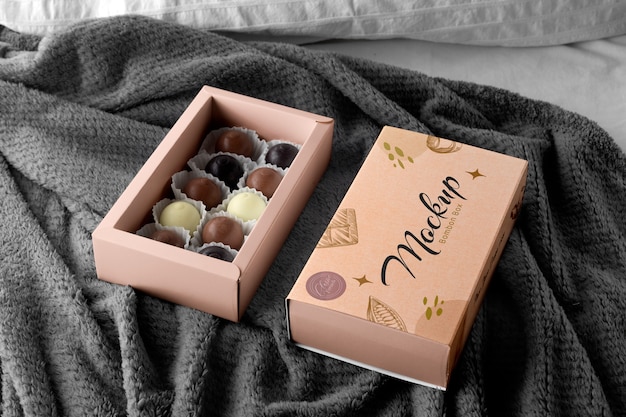 PSD vista de caja de dulces de cartón con fondo de cama