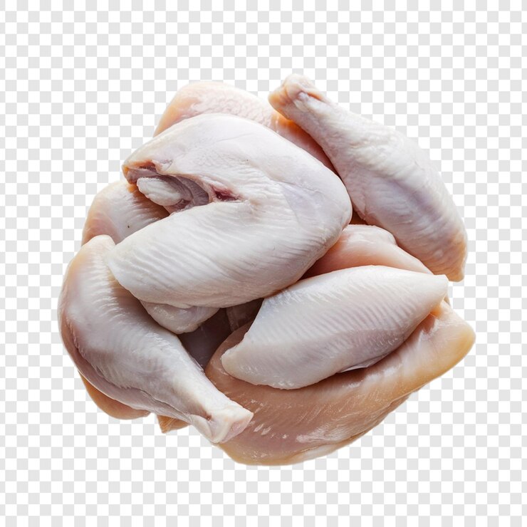 PSD una vista de cerca de una pila de cortes de pollo crudo aislados en un fondo blanco puro