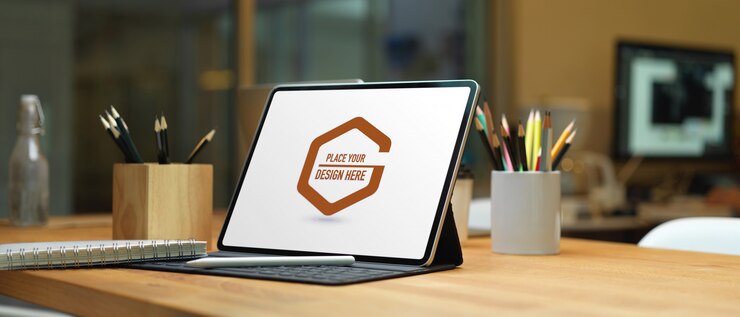 PSD vista cercana de la mesa de trabajo con pantalla de portátil