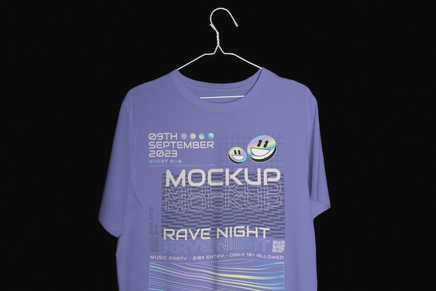 Vista da maquete de camiseta em um cabide