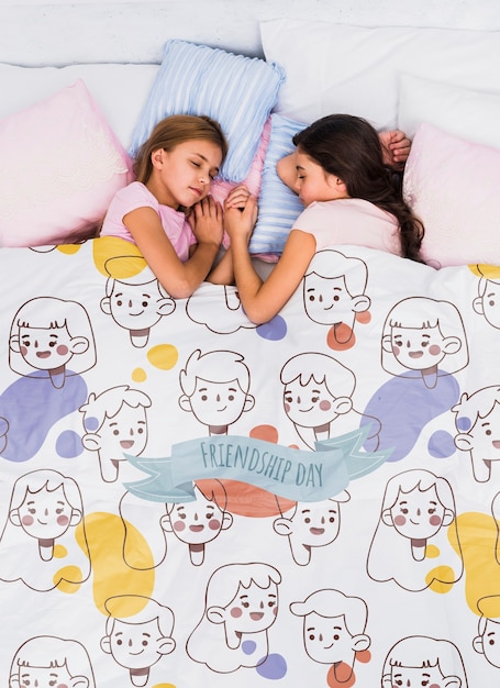 Vista dall'alto bambini che dormono con coperta mock-up