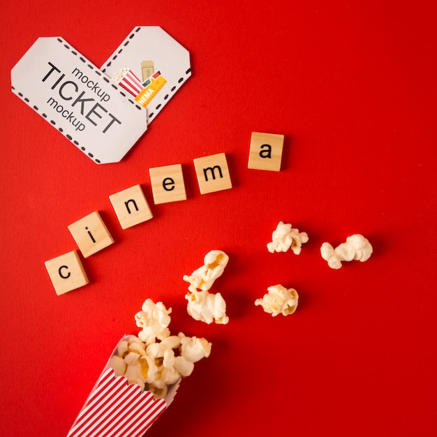 Vista dall'alto cinema scrabble lettere e biglietti