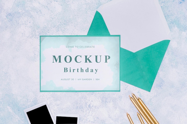 PSD vista dall'alto del mock-up di carta di compleanno con busta