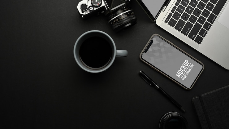 PSD vista dall'alto del mockup dello smartphone sull'area di lavoro