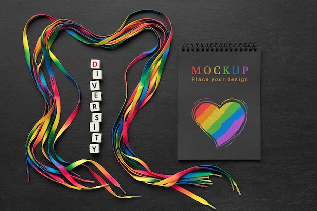 Vista dall'alto del notebook con cuore arcobaleno per la diversità