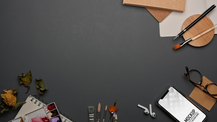 PSD vista dall'alto dell'area di lavoro con il mockup dello smartphone