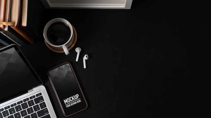 PSD vista dall'alto dell'area di lavoro con mockup del telefono