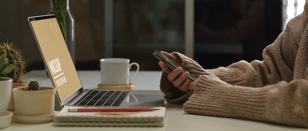 Vista dall'alto dell'area di lavoro con mockup di laptop