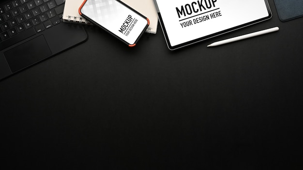 Vista dall'alto dell'area di lavoro con mockup di tablet e smartphone