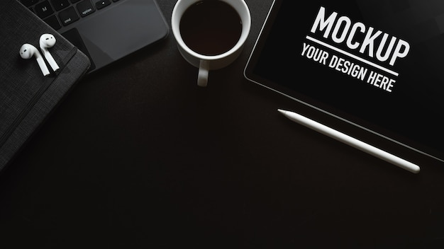 Vista dall'alto dell'area di lavoro con mockup di tavoletta digitale