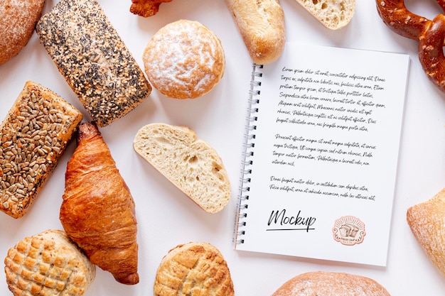 Vista dall'alto dell'assortimento di pane con il taccuino