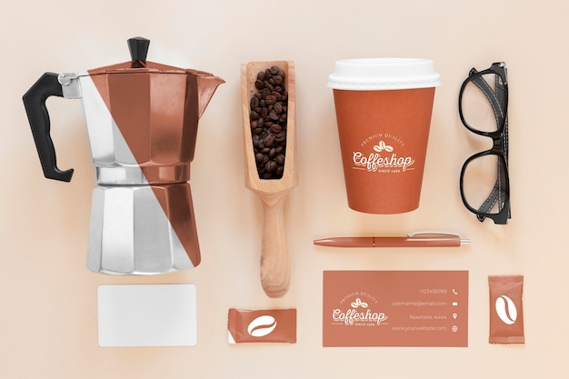 Vista dall'alto di elementi di branding del caffè