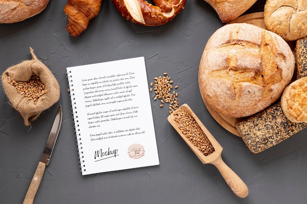 Vista dall'alto di pane con grano e taccuino