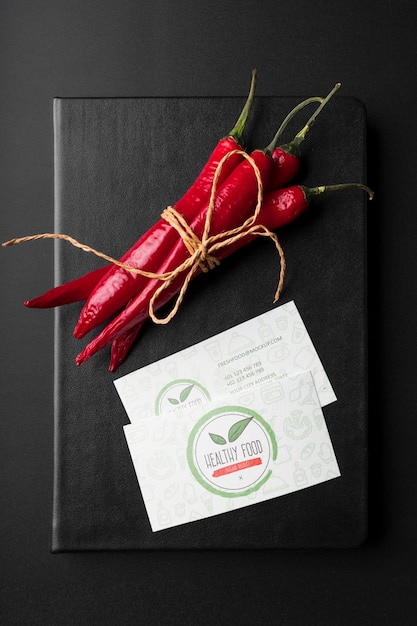 Vista dall'alto di peperoncino e menu