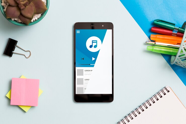 PSD vista dall'alto di smartphone con notebook e note adesive sulla scrivania