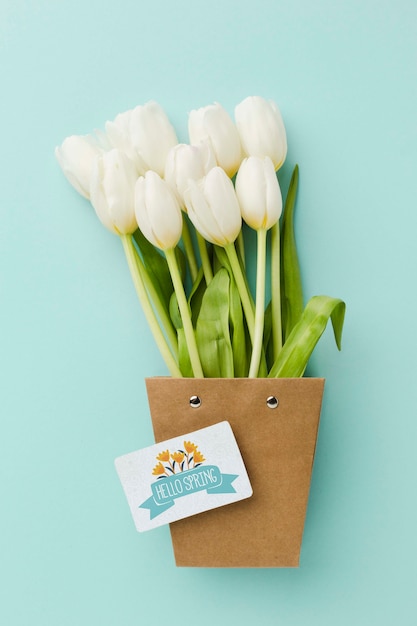 Vista dall'alto di tulipani bianchi con carta
