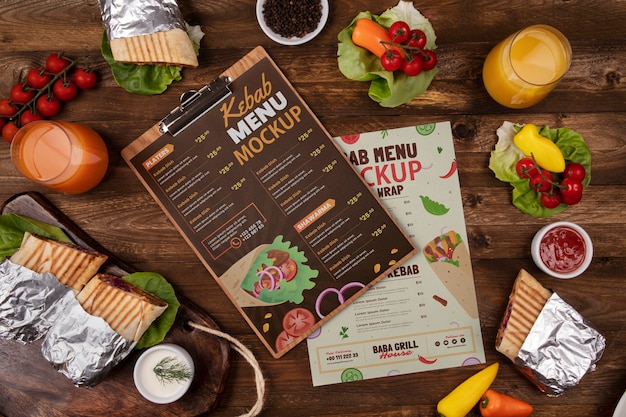 Vista dall'alto gustosa disposizione del menu di kebab