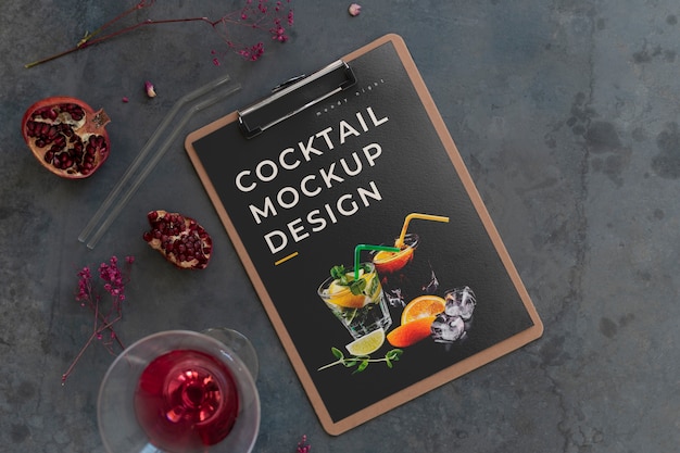 Vista dall'alto sul design del mockup del volantino per cocktail