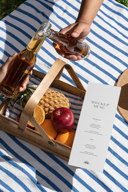 Vista dall'alto sul menu estivo con ingredienti