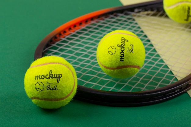PSD vista de bolas de tênis mock-up e raquete de tênis