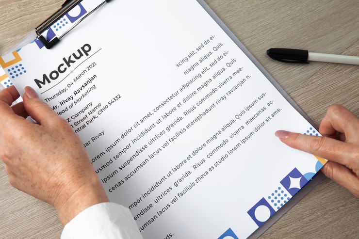 PSD vista de mãos humanas segurando maquete de documento em papel