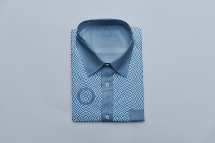 PSD vista del modello di camicia da abito formale