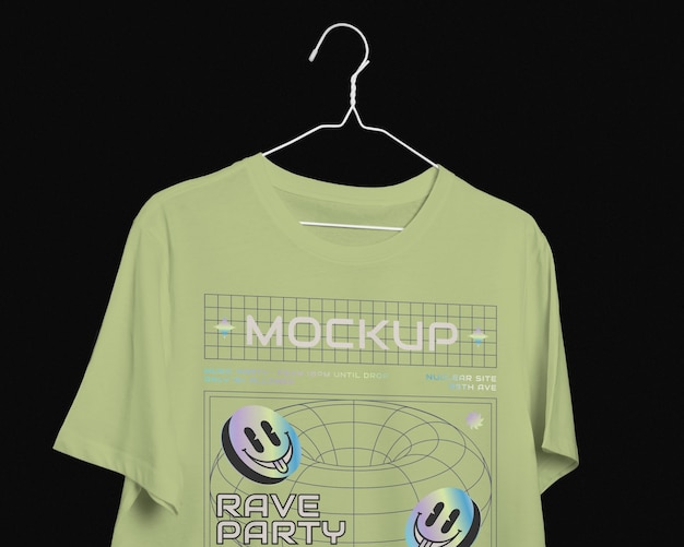 Vista del modello di t-shirt su un appendiabiti