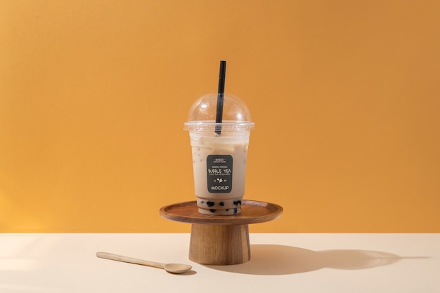 Vista della tazza di plastica con tè a bolle e paglia