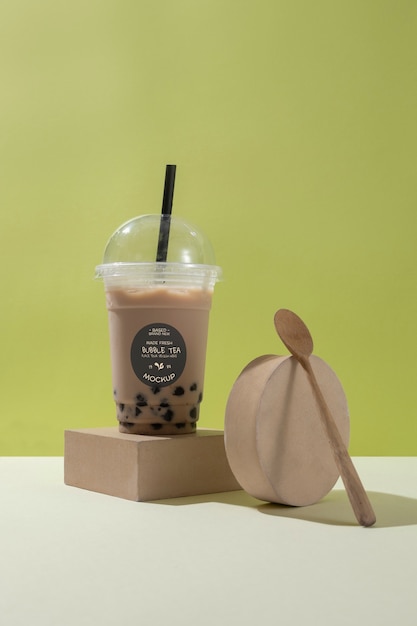 Vista della tazza di plastica con tè a bolle e paglia
