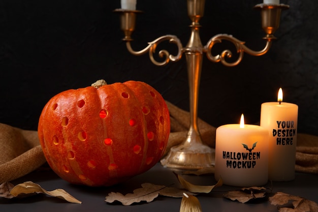 Vista della zucca spettrale di Halloween con la candela accesa
