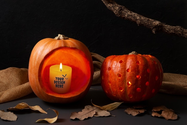 Vista della zucca spettrale di Halloween con la candela accesa