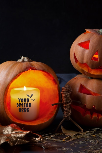 Vista della zucca spettrale di Halloween con la candela accesa