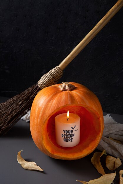 Vista della zucca spettrale di Halloween con la candela accesa