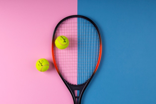 Vista delle palle da tennis del modello e della racchetta da tennis