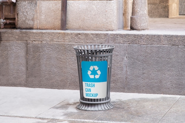 PSD vista do modelo de lata de lixo ao ar livre na rua
