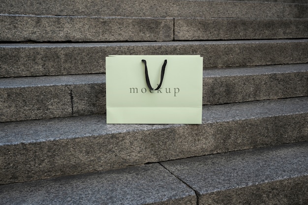 Vista del elegante diseño de maqueta de bolsa de compras de papel