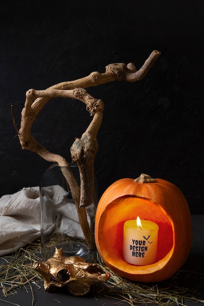 PSD vista de la espeluznante calabaza de halloween con velas encendidas