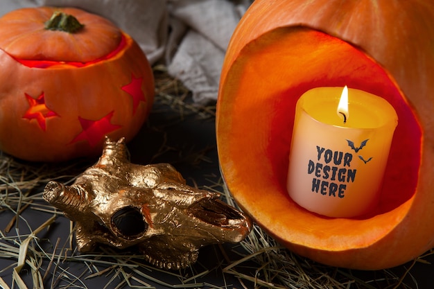 PSD vista de la espeluznante calabaza de halloween con velas encendidas