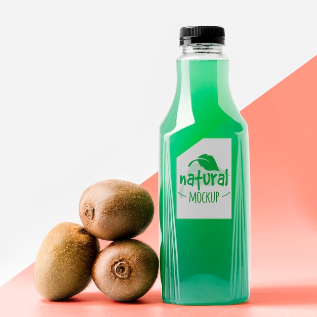 Vista frontal de la botella de jugo de kiwi
