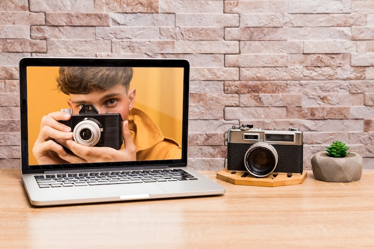 PSD vista frontal de la computadora portátil y la cámara en el escritorio