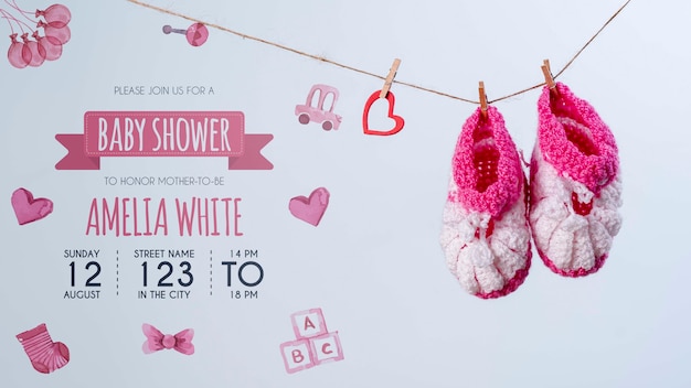PSD vista frontal de sapatos rosa e convite para chá de bebê