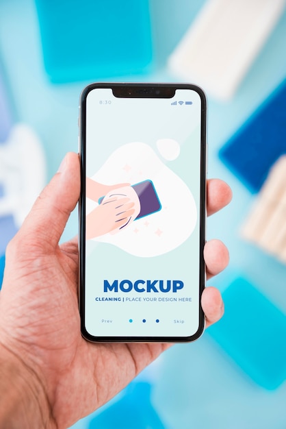 Vista frontal de um smartphone em mão com limpeza