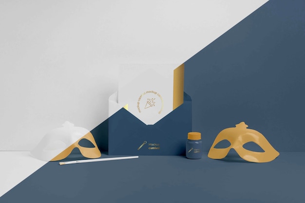 Vista frontal do convite minimalista de carnaval em envelope com máscaras
