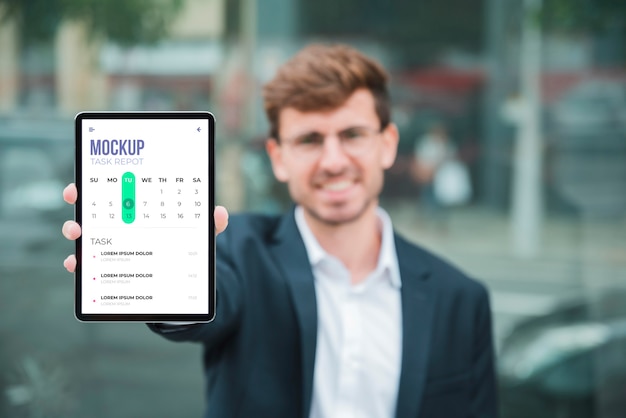 PSD vista frontal do empresário sorridente segurando o tablet